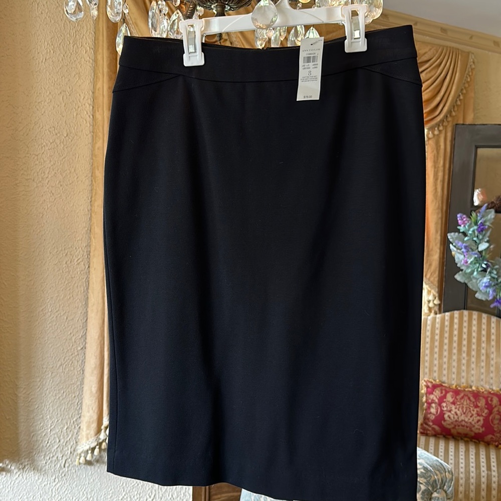 Black knit skirt with back zip and elastic waist size 8 NWT